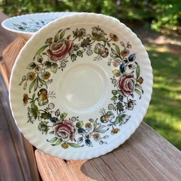 Windsor Ware Johnson Bros England Set Of 2 Teacup Saucers Floral Roses Flowers - Picture 4 of 9